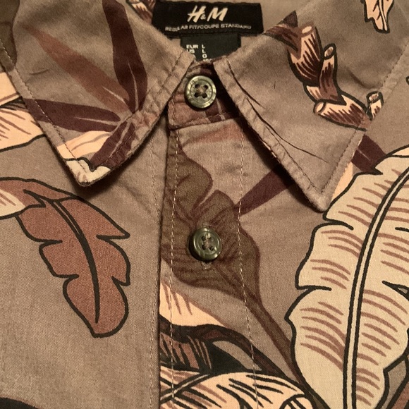 H&M short sleeved button down shirt - Picture 4 of 12